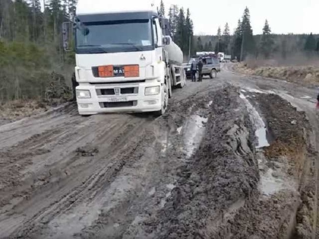 Невозможно проехать: фуры застряли в грязи на трассе Николаев-Кропивницкий