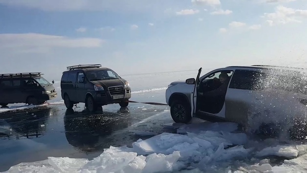 Более 30 автомобилей провалились под лед в российском городе