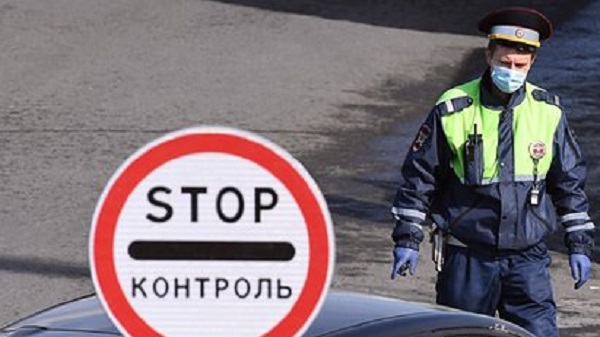 В Москве нарушившего самоизоляцию водителя задержали за взятку сотруднику ГИБДД