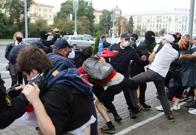 В Минске ОМОН жестко разогнал акцию протеста студентов