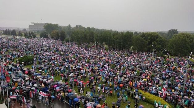 Десятки тысяч митингующих в Минске направилась к резиденции Лукашенко