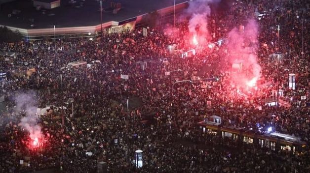 Массовый антиправительственный митинг в Варшаве закончился столкновениями с полицией и националистами