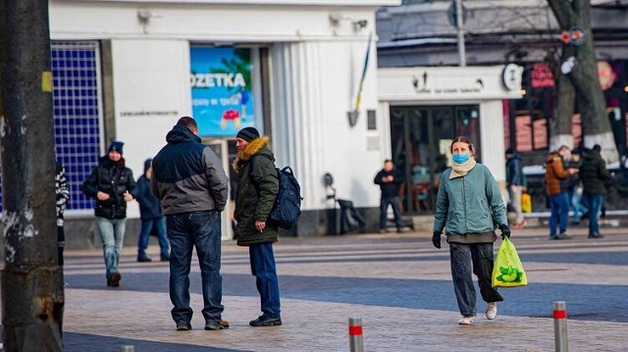 Число новых случаев коронавируса в Украине растет четвертый день и впервые с прошлого года превысило 13 тысяч