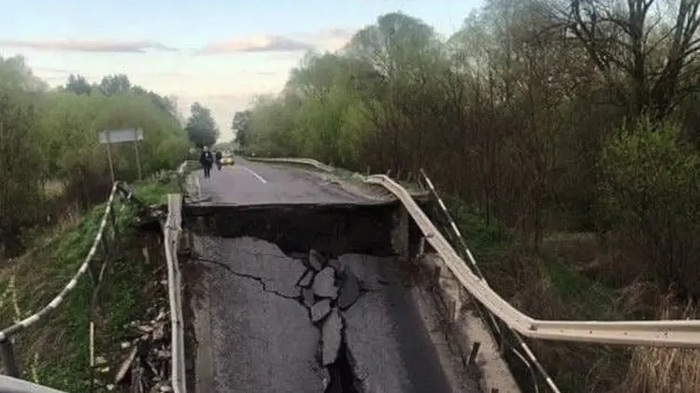 Во Львовской области обрушился автомобильный мост