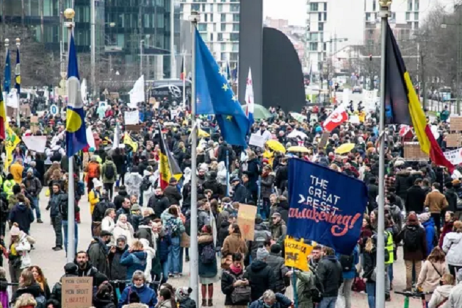 В Брюсселе митингующие устроили столкновения с полицией и разгромили вход в офис главы дипломатии ЕС