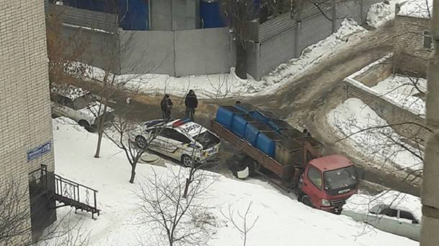 В Харькове мусоровоз без водителя повредил полицейский автомобиль