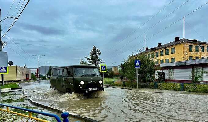 На Чукотке город Билибино затоплен из-за выхода реки Каральвеем из берегов после сильных дождей