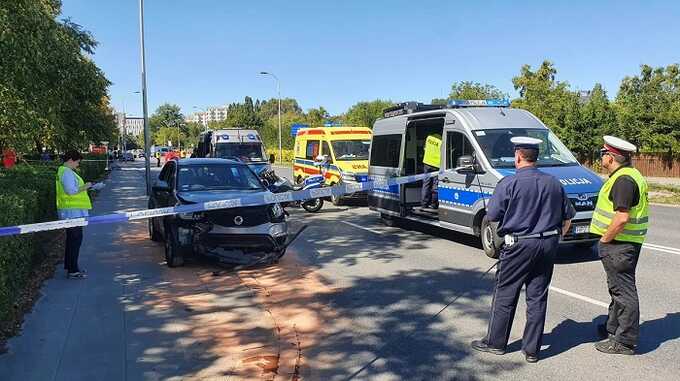 В Варшаве автомобиль въехал в остановку, есть погибшие