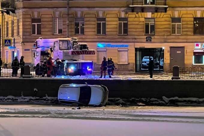 Внедорожник упал в Фонтанку: водитель и пассажиры были в нетрезвом состоянии