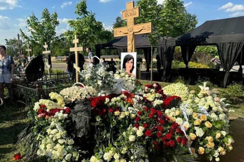 В годовщину смерти Анастасии Заворотнюк её семья посетила её могилу