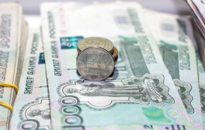 Рост зарплат в России сокращается вдвое на фоне стагнации экономики