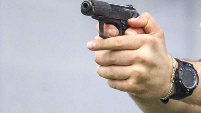 В Челябинске вооружённый пистолетом мужчина напал на пару