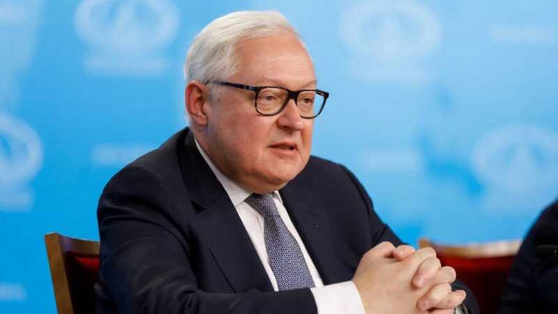 Москва сообщила о продолжающихся переговорах с США на фоне угроз и атак на аэропорты