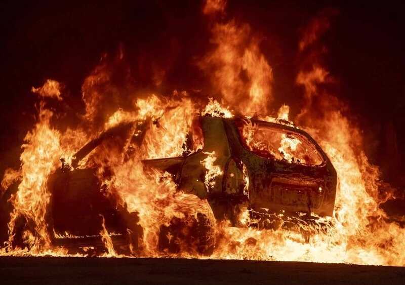 В Москве посреди дороги вспыхнул и взлетел на воздух автомобиль
