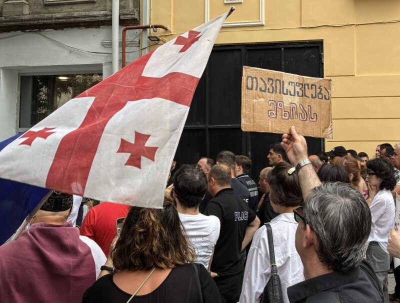 Accounts of a critical news outlet have been frozen by Georgian authorities amid the legal proceedings involving its founder