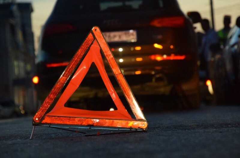 В Краснодаре автомобиль опрокинулся после ДТП, заволакивая улицу дымом