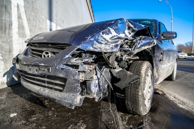 В Киеве водитель Mazda разбил голову, влетев на высокой скорости в Lanos