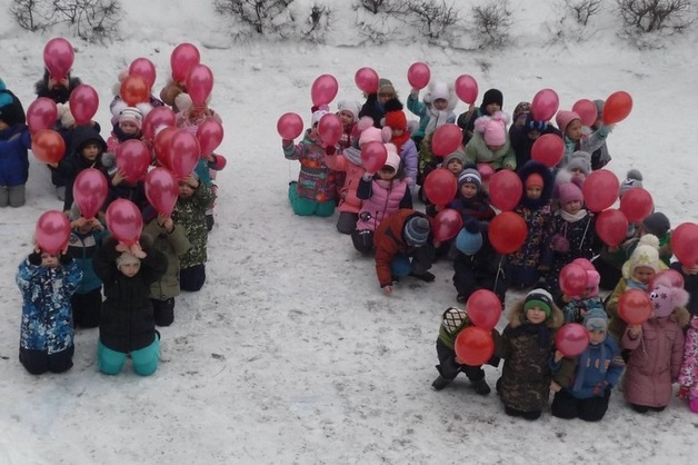 В Волгоградской области детей на «сталинградской линейке» поставили на колени в снег