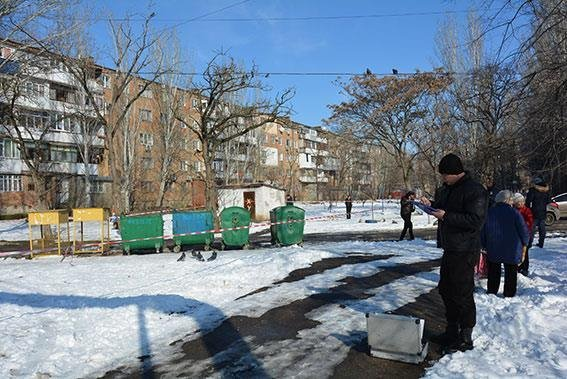 Новорожденного, найденного в контейнере в Николаеве, мать изрезала ножницами и задушила