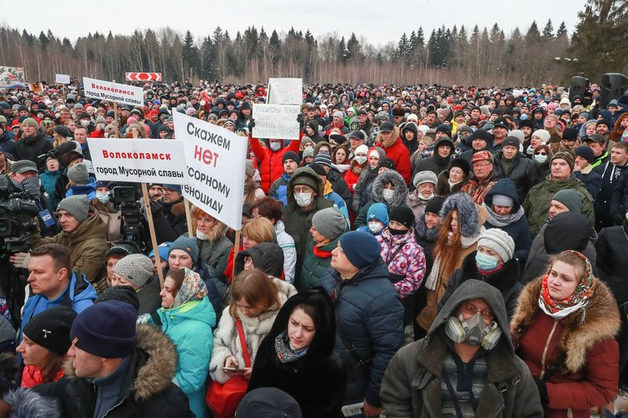 Митингующие нанесли несколько ударов главе района в Волоколамске