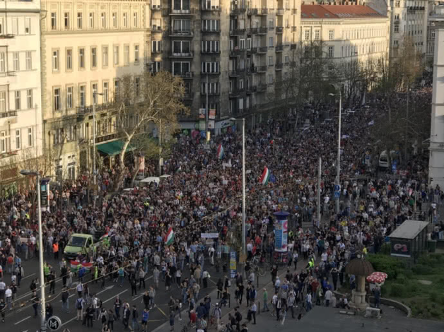 В Венгрии проходит многотысячный марш противников Орбана