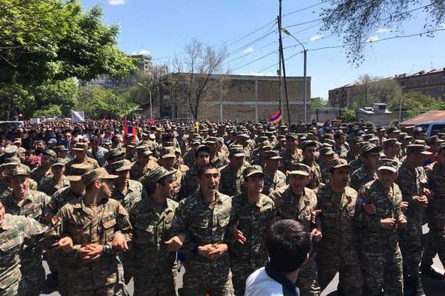 Военные Армении перешли на сторону протестующих