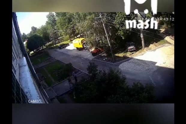 Рабочие поймали малыша, сорвавшегося с четвёртого этажа — видео