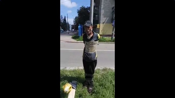 В Чернигове мужчину привязали к столбу с табличкой «Я ватник» на груди