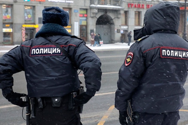 Водители грузовых такси устроили драку со стрельбой в торговом центре в Москве