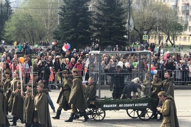 В России на марше Победы везли «немца» в клетке с собаками