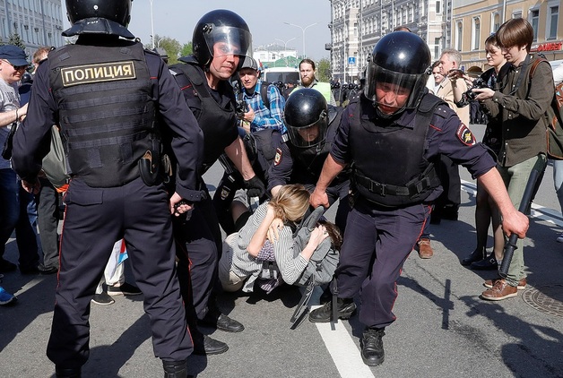 В Москве полицейские сломали ногу задержанному на митинге. В СК РФ заявили, что действия правоохранителей являлись правомерными