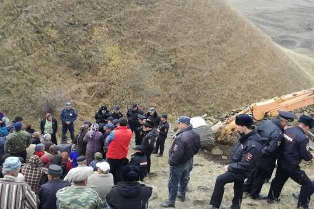 Дагестанцы устроили массовую драку с силовиками из-за водопровода