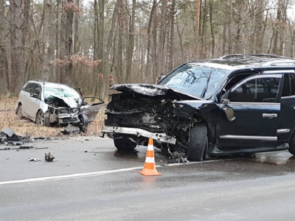 Под Киевом лоб в лоб столкнулись Lexus и Mitsubishi: детали и эксклюзивные фото с места аварии