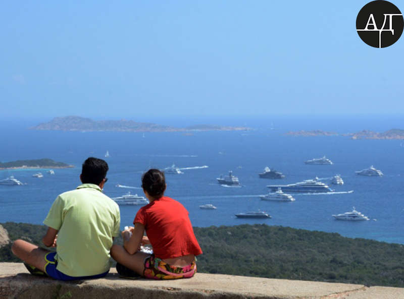 Фото датировано 2 августа 2016-го и сделано на изумрудном побережье (Costa Smeralda) острова Сардиния – это центр элитного туризма в Средиземноморье, место, где концентрация супер-яхт, пожалуй, наибольшая в мире.