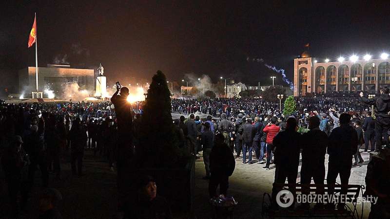 Участники протеста прорвались на территорию парламента.