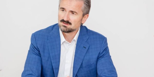 Сергей Носенко из International Investment Partners. Бывший помошник Наливайченко в депутатские времена.