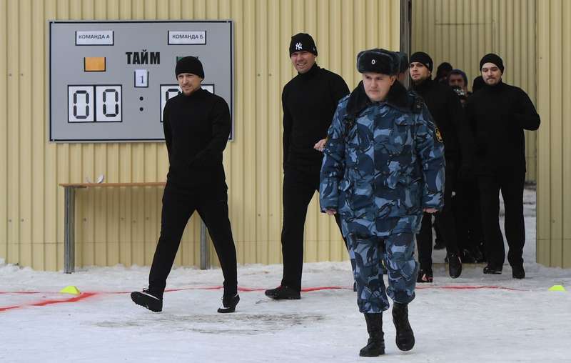 Игрок ФК Краснодар Павел Мамаев (слева) перед началом футбольного матча между заключенными московского СИЗО Бутырка qkkiueirriqxhglv