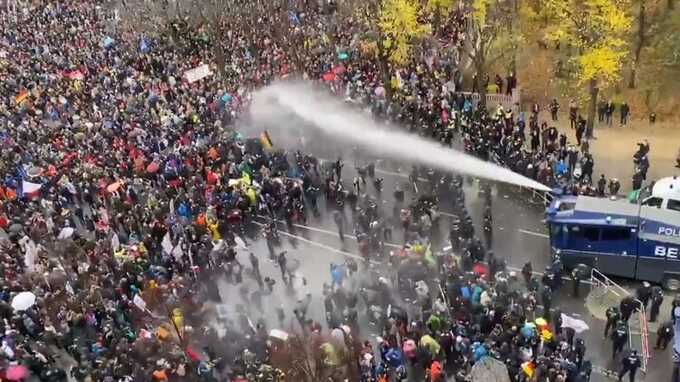 В Берлине применили водомет на митинге против карантина