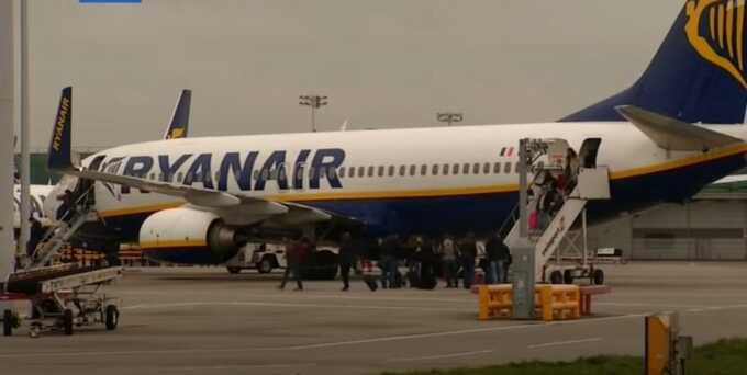 "Помахал нам средним пальцем и улетел": самолет Ryanair снова вылетел без пассажиров из Польши