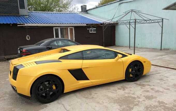 Люксовая Lamborghini 2004 года не выдержала жары и загорелась на Садовом кольце в Москве